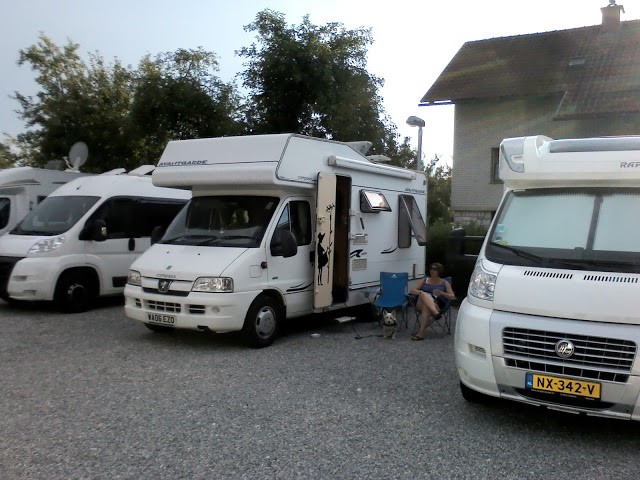 poppy the westy beside motor home in hotel carpark camp