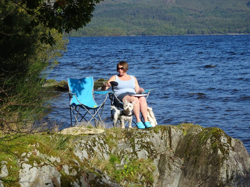 poppy and mum on rocks at loch lommond