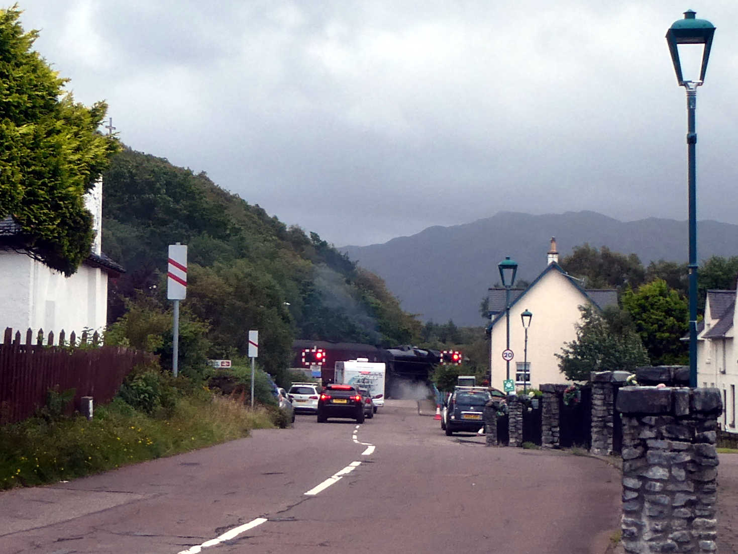 the hogwarts express at level crossing morar