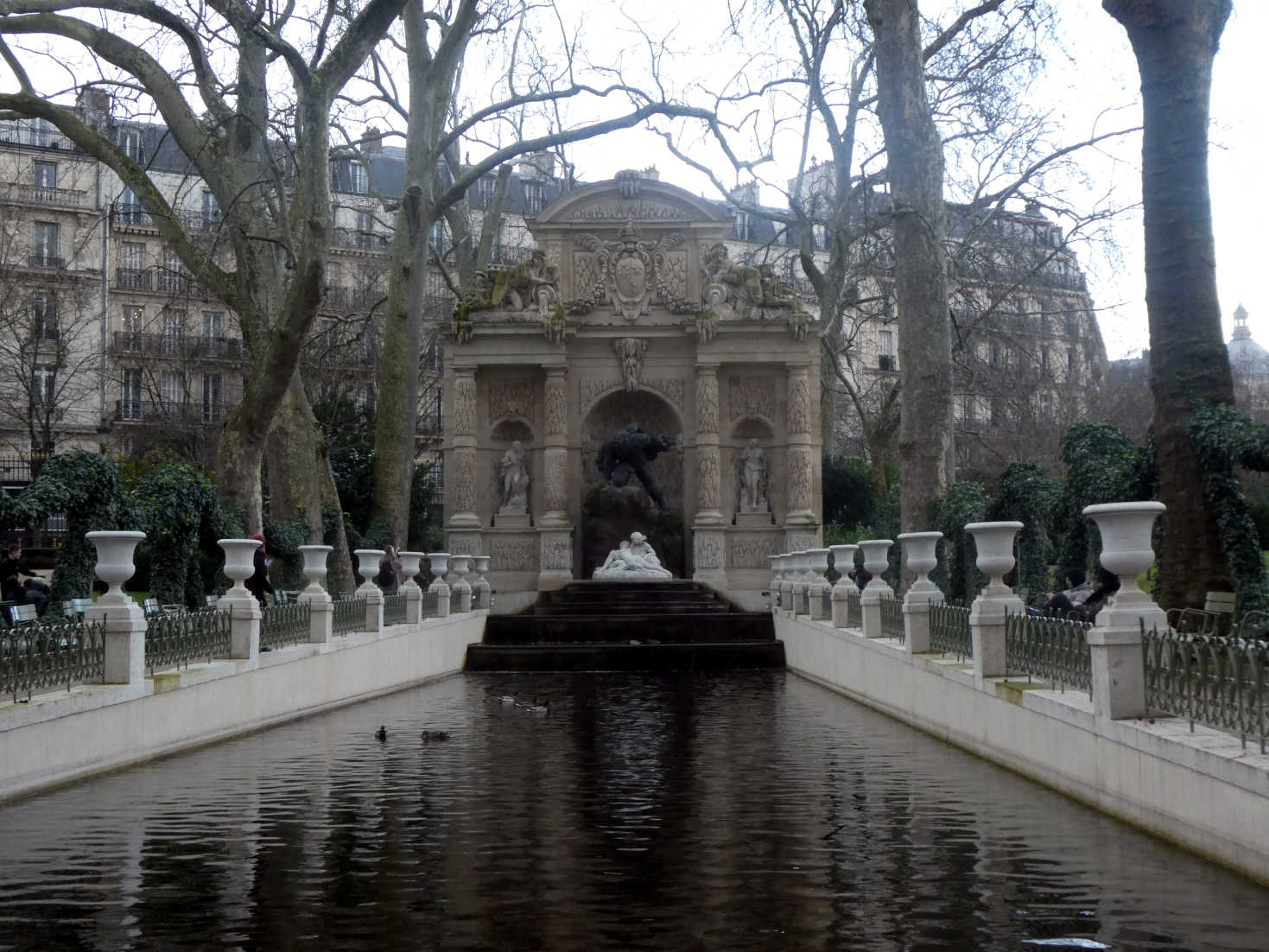 fountain in luxemburg gardens