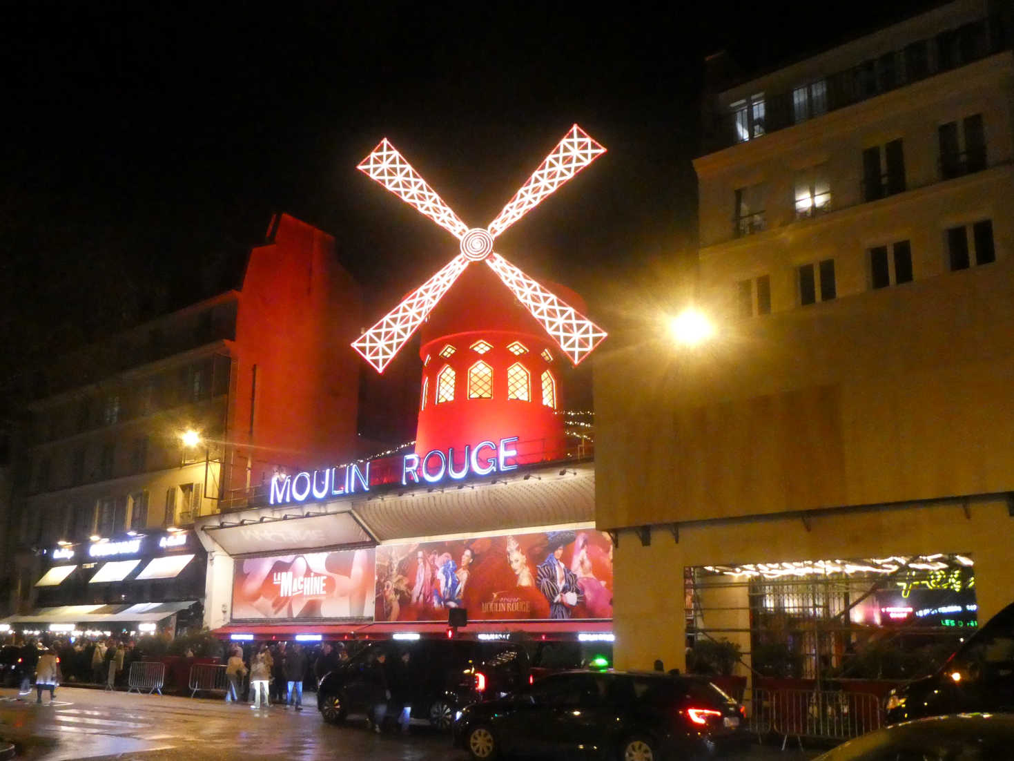 the moulin rouge at night